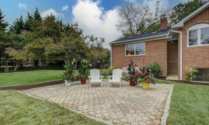 McLean Casa | Adorable 2 bedrooms+ den with indoor fireplace