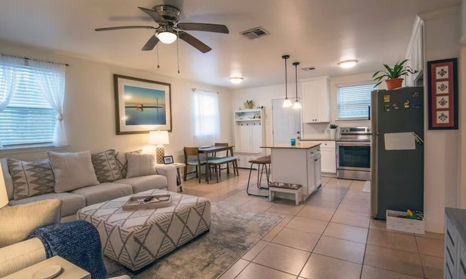 Milneburg Casa | Adorable 2bd/2ba Home w/Yard in Gentilly