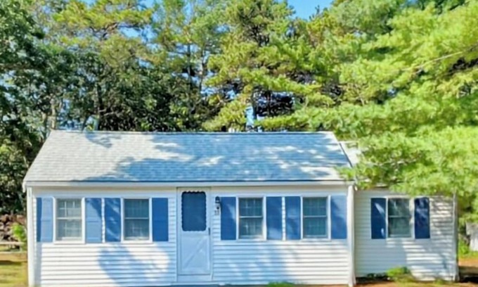 West Harwich Casa | Adorable 2BD Cottage--A/C, Firepit & Outdoor Shower, Just .4 mi to Earle Road Beach!