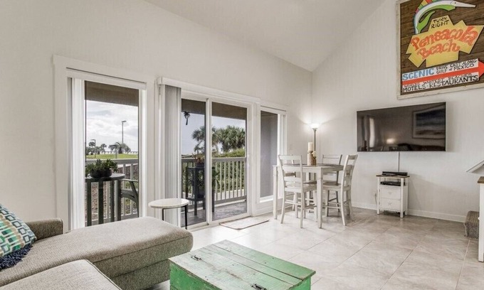 Villa Sabine Condominio | Adorable/Affordable! Renovated 1BR/2 Full Bathroom - Pensacola Beach Condo!