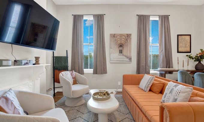 Hitch Village - Fred Wessels Homes Condominio | Adorable Apartment on Crawford Square in Downtown