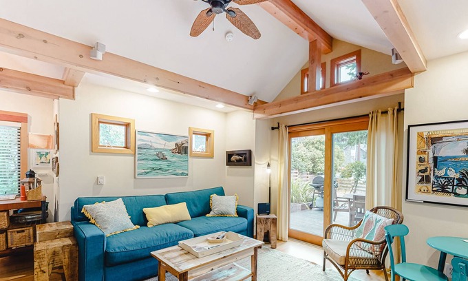 Manzanita Cabaña | Adorable cabin near the beach with gas fireplace, firepit, deck, washer/dryer