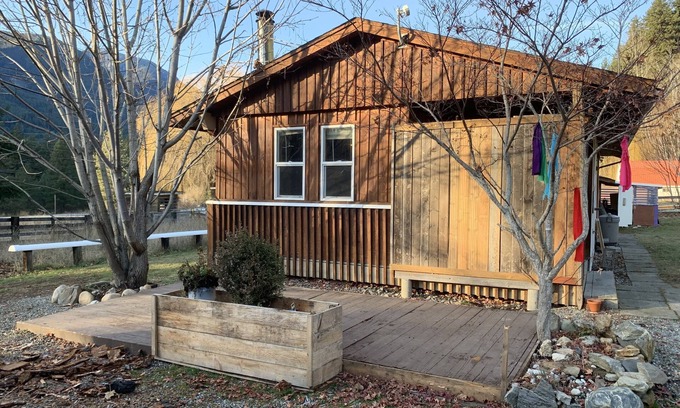 Boston Bar Cabina | Adorable Cabin on a Mountainside Farm