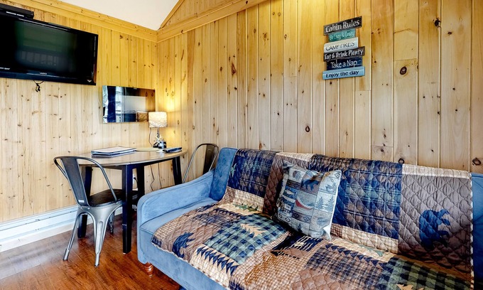 Thornton Cabina | Adorable cabin with WiFi, gas grill, pool, tennis & firepit