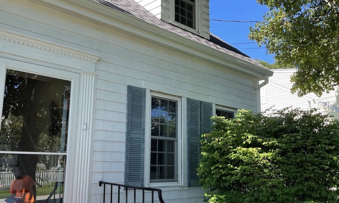 Dartmouth Casa | Adorable cape in Padanaram village