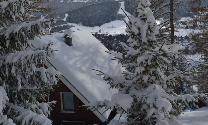 Les Lolettes Chalet De Esquí | Adorable chalet encaramado en el bosque con impresionantes vistas de la zona de esquí.