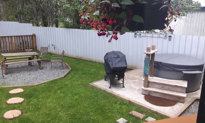 Regional District of Nanaimo Casa | Chick Inn Cottage, jacuzzi privado, cama Queen, patio cercado!