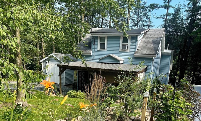 Pine Grove Cabaña | Adorable Cottage on the Lake