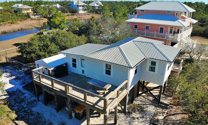 Surf Side Shores Casa | Adorable cottage w/ Beach Access