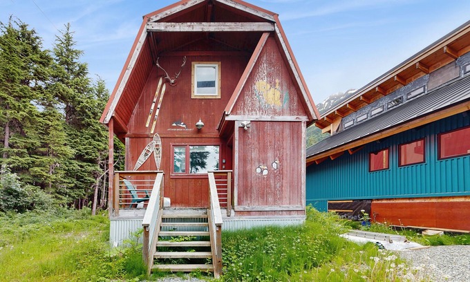 Alyeska Casa | Adorable cottage with spiral stairs - near skiing, hiking & airport