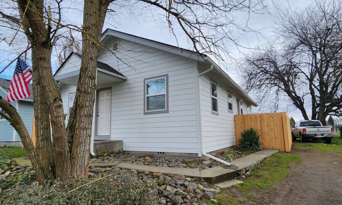 Longview Casa | Adorable Cozy Remodeled Home