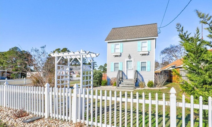 Chincoteague Casa | Adorable Dog-Friendly Cottage in the heart of Chincoteague!