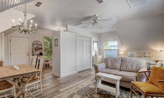 Fernandina Beach Apartamento | Adorable Dog Friendly Garage Apartment in the Historic District of Old Town!