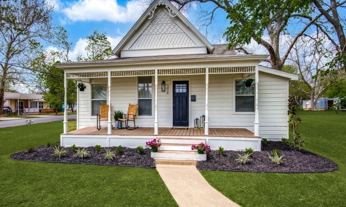Aubrey Casa | Adorable Downtown Aubrey Home - Sleeps 7