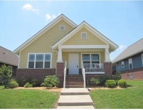 Spencer J. McCallie Casa | Adorable Downtown Cottage