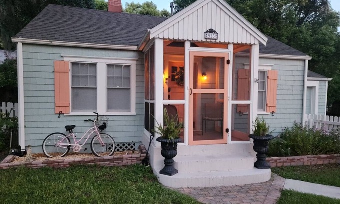 Mount Dora Cabaña | ADorable Downtown Mount Dora Cottage with Fenced Yard for your pet