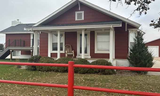 Eaton Casa | Adorable Farmhouse within steps of Double Check Arena!