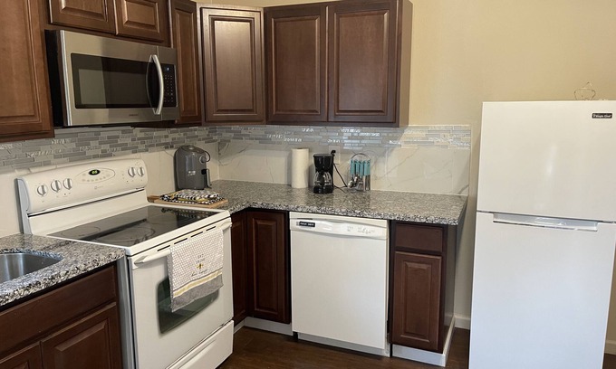 Holly Casa | Adorable fully remodeled Suite with Kitchen and office area