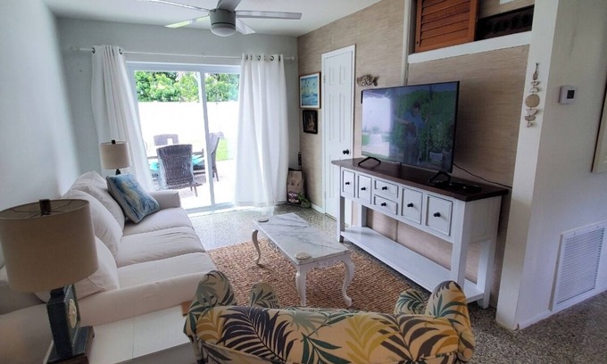 Vero Beach Casa | Adorable house with a large private back yard in sunny Vero Beach