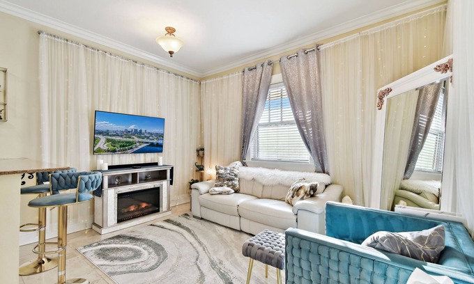 Hyde Park Apartamento | Adorable Hyde Park Apartment w/Parking & Gym