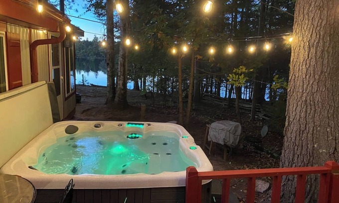 Gresham Cabina | Adorable Lakefront Cabin with HOT TUB!