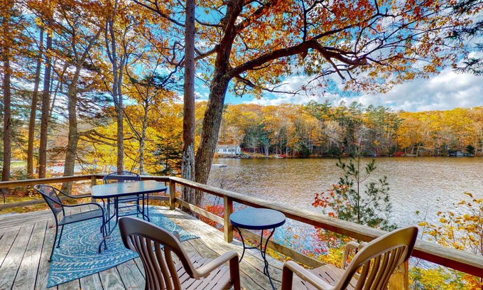 Boothbay Cabina | Adorable Lakefront Cottage with Free WiFi, Full Kitchen, Gas Grill, & Dock