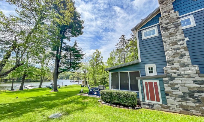 North Glade Hills Casa | Adorable Lakefront Cottage with Hot Tub and Dock! Pet friendly