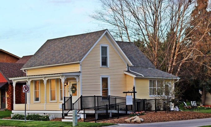 Pella Casa | Adorable Little Yellow House, Prime Location! Downtown Pella, IA