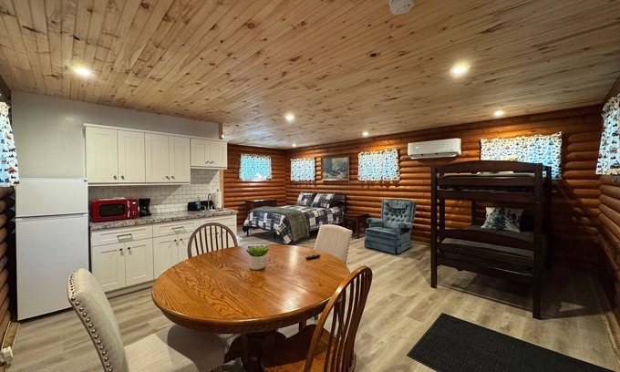 Cambridge Cabina | Charming log cabin on back country road with peace, quiet, all amenities of home