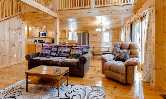 Franconia Casa | Adorable Log Cabin with Fast WiFi, Mountain Views, Deck, & Gas Fireplace