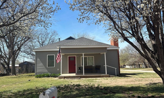 Tonkawa Casa | Adorable New Remodeled 3BR 2 BA quiet neighborhood!