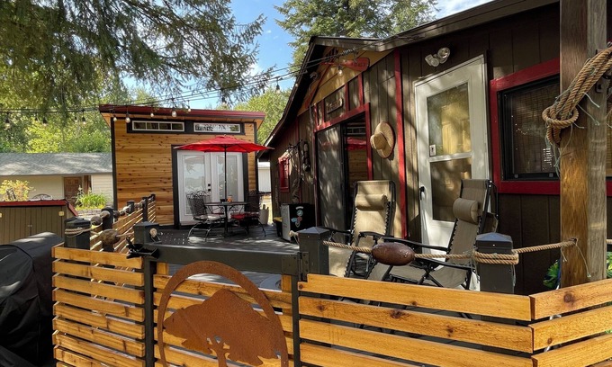 Newman Lake Cabina | Adorable Newman Lake Tiny cabin & Bunkhouse steps to beach, WiFi, AC, Fireplace