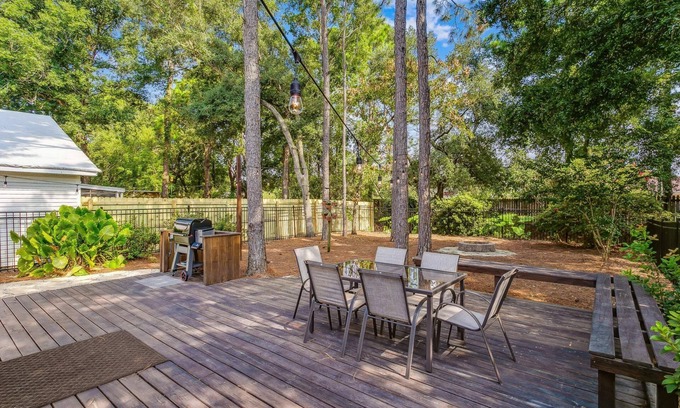 Northeast Pensacola Casa | Adorable North Pensacola Cottage - Private Back Yard - Fast WiFi - Free Parking - *Reduced Rates*