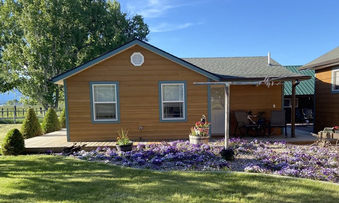 Hamilton Cabaña | Adorable Out of Town Guest House