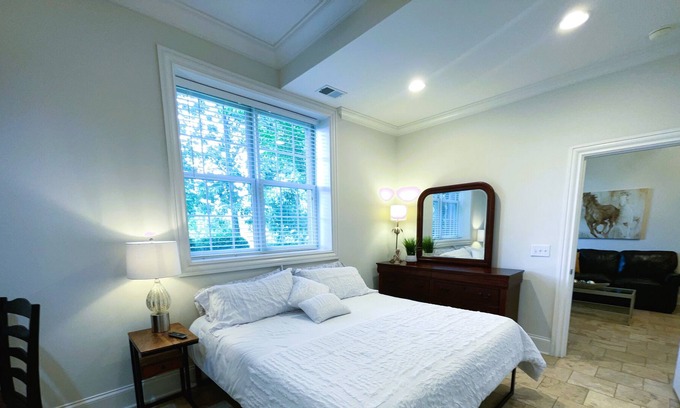 Brentwood Apartamento | Adorable place, KING Bed close to everything.