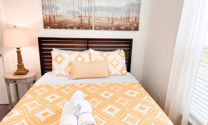 United Central Casa | Adorable Private Cottage, Pet friendly, near beach & downtown. NO cleaning fee.