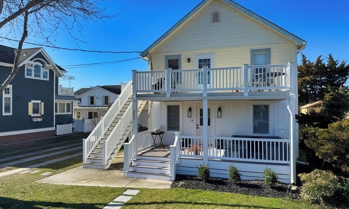Stone Harbor Condominio | Adorable Second Story condo near the Beach and Heart of Stone Harbor!