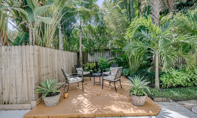 Flamingo Parks Apartamento | Adorable second-floor home with WiFi, shady patios, shared W/D, & kitchenette