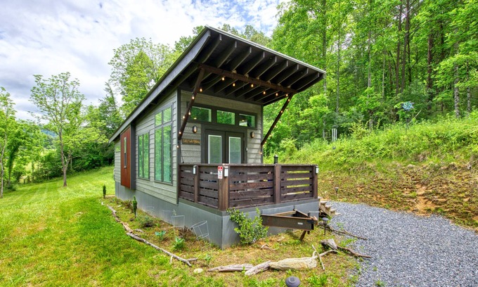 Qualla Casa | Adorable tiny bungalow with furnished, covered porch, large Smart TV, & W/D