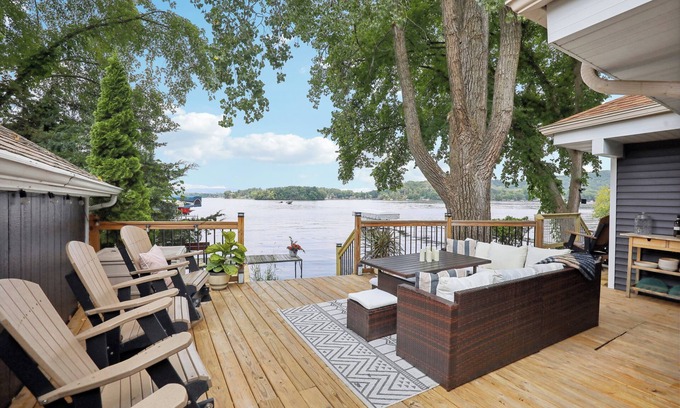Lodi Cabaña | Adorable Updated Cozy Cottage set on Lake Wisconsin's Sunset Bay