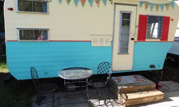 Smyrna Casa | Adorable vintage flamingo camper
