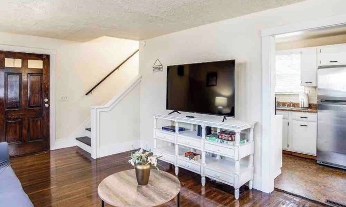 West Irondequoit Casa | 👌Adorable within min of lake in quiet neighborhood
