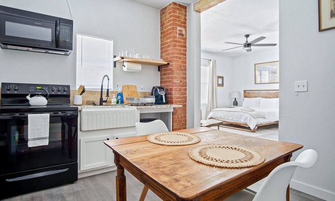 Central Oklahoma City Apartamento | Adorned Studio 3min-asian Dist Rain Shower