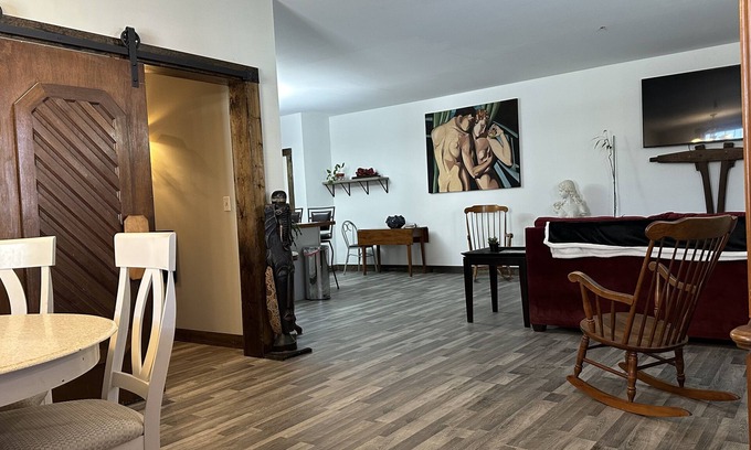 South Paris Apartamento | Adult Themed get-a-way! Centrally located to ski mountains, Oxford Casino, OPS.