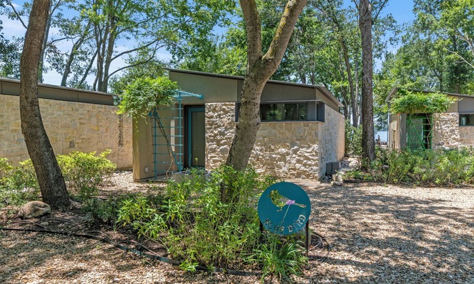 Malakoff Cabaña | Modern Cottage on Private Peninsula w/pool, pickleball, kayaks, fishing & more