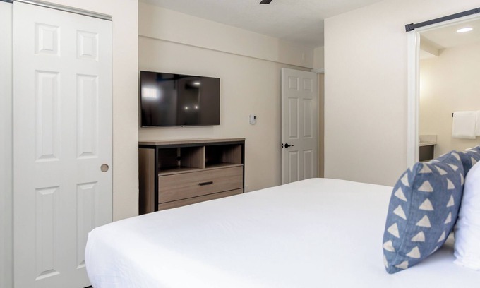 Steamboat Springs Hotel | Adventure Awaits! Four Serene Units for Families, Near Steamboat Ski Resort, Hot tub, Ski Equipment Rental, Free Parking, Skiing