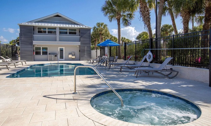 Indian Shores Hotel | Adventure Awaits! 2 Spacious Units, Near Suncoast Seabird Sanctuary, Kitchen, Pool, Fishing