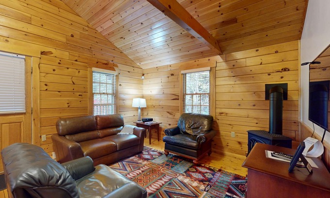Northport Cabina | Adventure starts here in this dog-friendly cabin with kitchen, firepit & trails