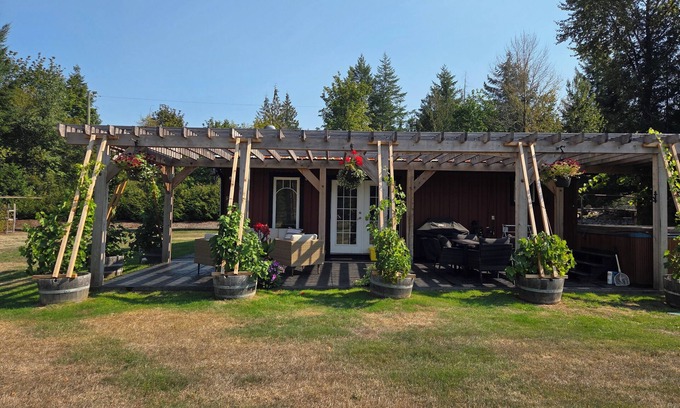 Lake Cowichan Cabaña | Adventure & Wildlife await in Stunning 2BR cottage on Cowichan River