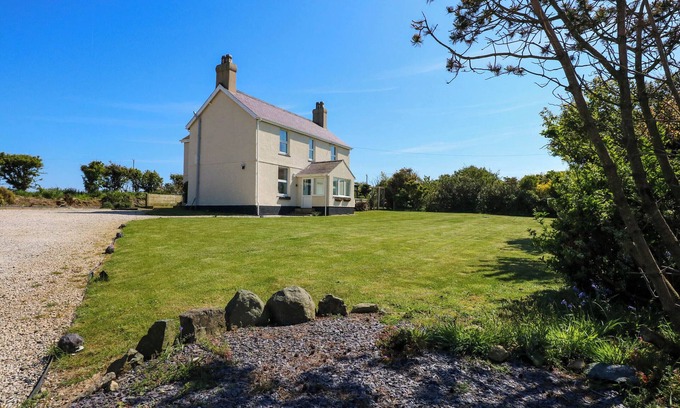 Garn Fadryn Casa | AEL Y FRON, pet friendly, character holiday cottage in Aberdaron